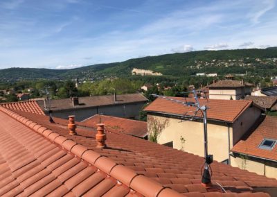 Fleurieu sur Saône : Antenne TNT installée sur une toiture 2 pans, fixation sous les tuiles