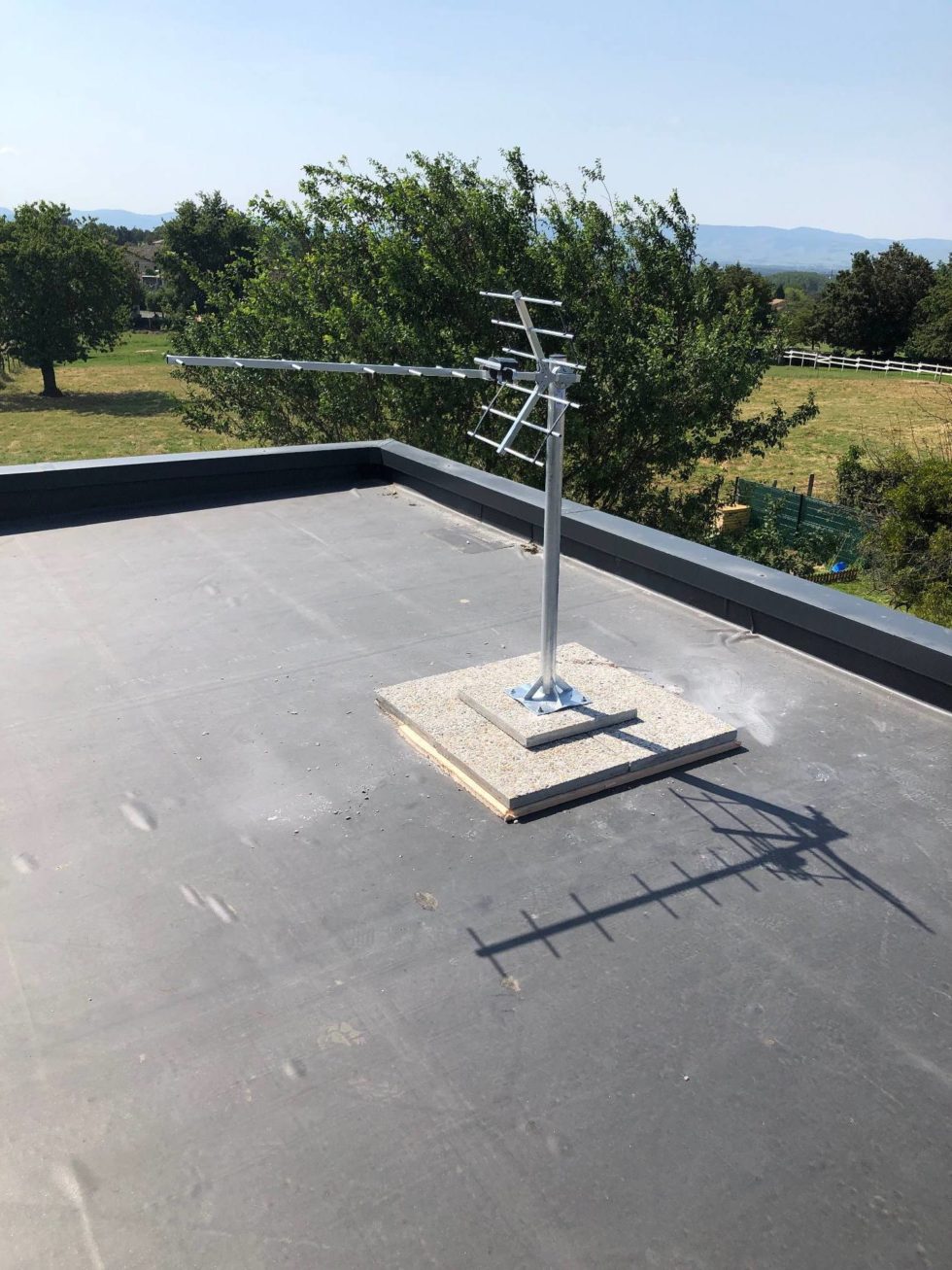 Montceaux 01090 Installation d'une antenne TV TNT UHF sur un toit — free download