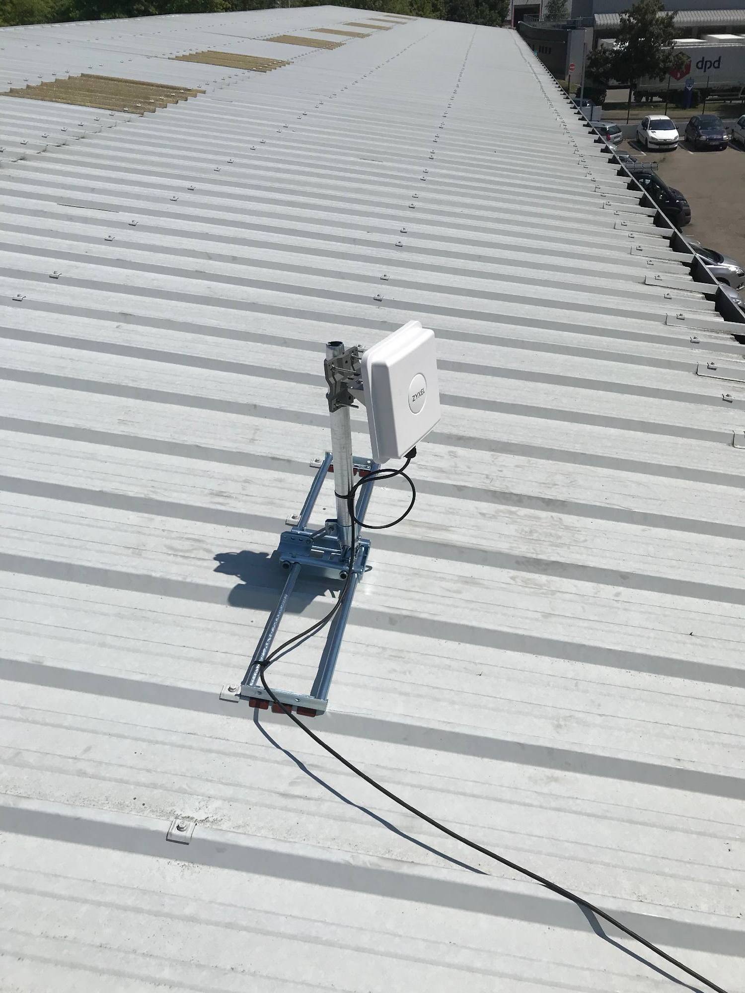 Installation d'un modem 4G sur le toit d'une entreprise de Trévoux 01600