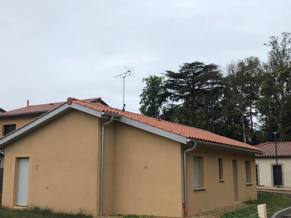 Antenne TV UHF Sur Le Toit D une Maison Fareins 01480 Antennes antenne-tv-uhf-sur-le-toit-d-une-maison-fareins-01480-antennes